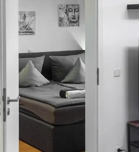 Luxus Am Zoo Mit Stellplatz شقة لبسيا
